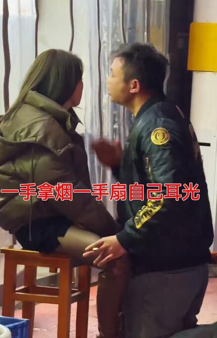 男子狂扇自己称后悔花10万再婚