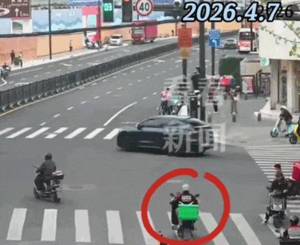 医院附近快递小哥闯红灯被查