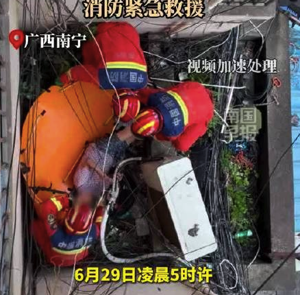 凌晨欲出门家人未应允 9旬老人翻窗失足跌落消防来救
