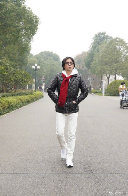 51岁高晓松近照瘦太多 穿紧身裤秀出一双筷子腿