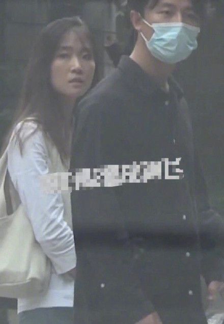 黄轩与女友看电影吃饭似“连体婴” 感情甜蜜