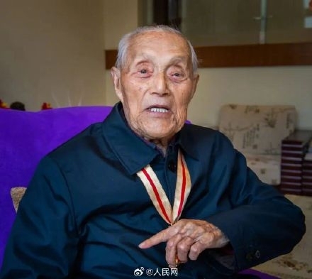 110岁开国少将再为家乡捐款捐书
