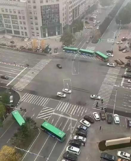大连庄河全市红灯 用公交车封路