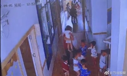 地震时老师们都在逆向奔跑