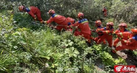女子为拍照不听劝阻不慎坠下60米悬崖 不听对象言，吃亏在眼前？ 追求美也要在保证安全的前提下