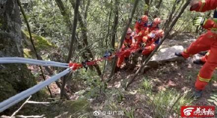 女孩为拍照不听劝坠下悬崖 救援人员经过10小时将其救出 追求美的前提是追求安全哦！