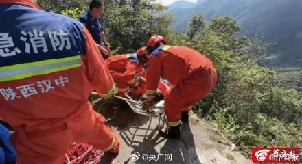 女孩为拍照不听劝坠下悬崖 救援人员经过10小时将其救出 追求美的前提是追求安全哦！