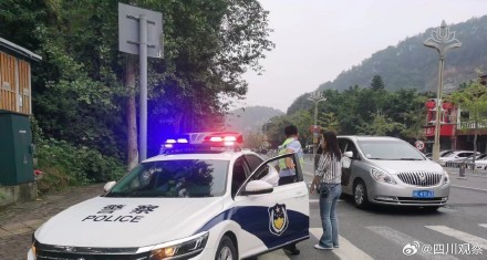 导游丢30张身份证警方接力找回