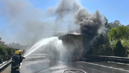 货车起火无人伤亡 14吨快递被烧毁...