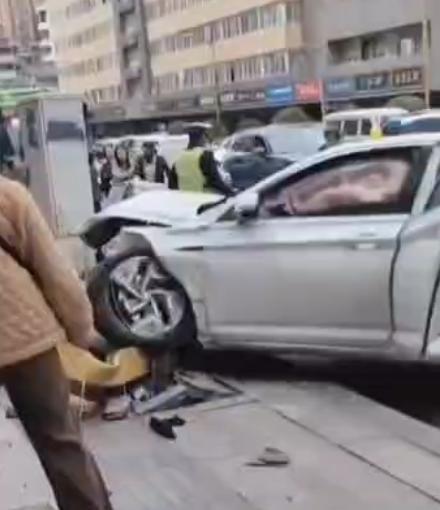 南充一汽车冲撞电动车 目击者称多人受伤