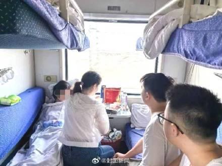 旅客突发疾病3名医学生冲进车厢