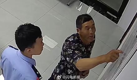 聋哑老人走失民警从凌晨忙到天亮 温情寻亲记