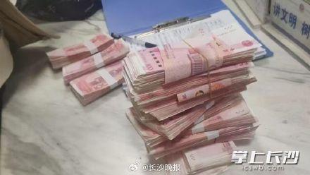 乘客遗落16万现金的哥主动归还 拾金不昧暖人心