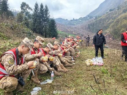 村民自发前来为救援队义务做饭 暖胃更暖心