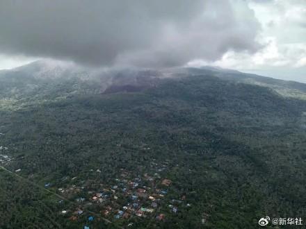 印尼東部火山噴發(fā)灰柱高8000米