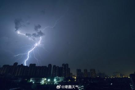 武漢發(fā)布暴雨紅色預警 強降雨持續(xù)影響