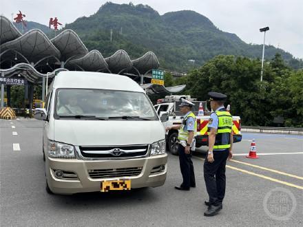 多起涉旅游高危黑車被查處 無(wú)證司機(jī)重操舊業(yè)