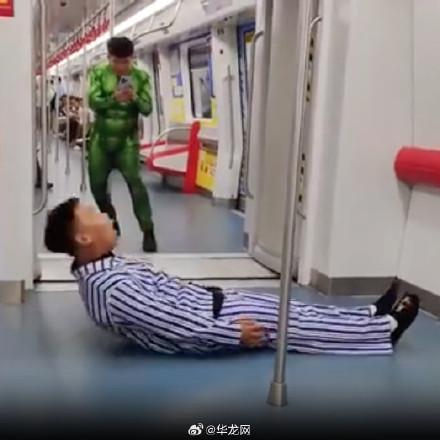 两男子地铁内奇装拍摄被罚 博流量扰乱秩序（又到一年一度抓知了猴的季节 夜幕下的寻
