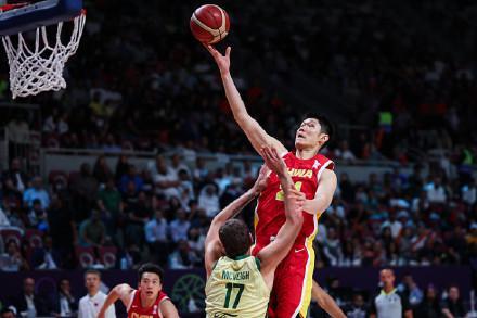 中国男篮戴银牌合影!胡金秋携王俊杰入选最佳阵容