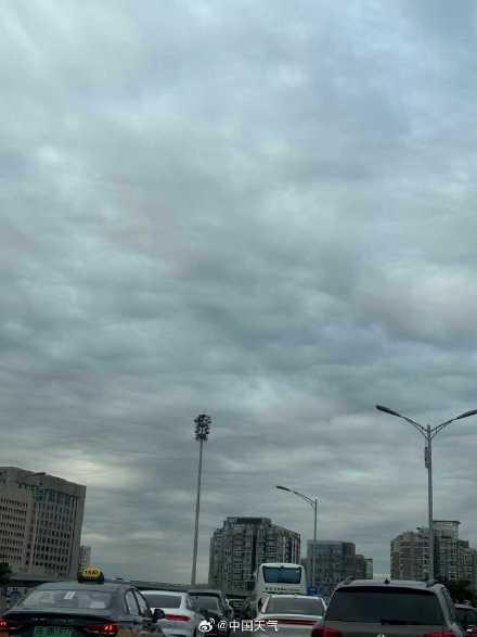 北京天空现震撼糙面云 罕见天气奇观