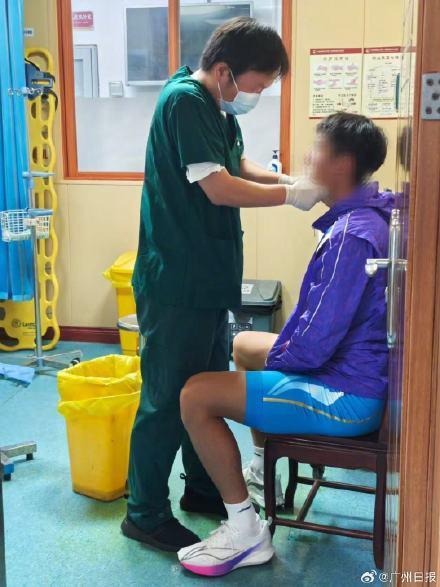 运动员下颌脱位 医生1秒成功复位 4分钟重返赛场