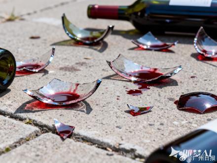 老人将红酒从十楼抛下后续