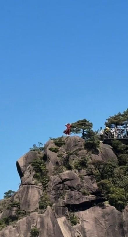 三清山游客翻护栏拍照 景区回应