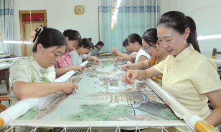 赶制刺绣作品