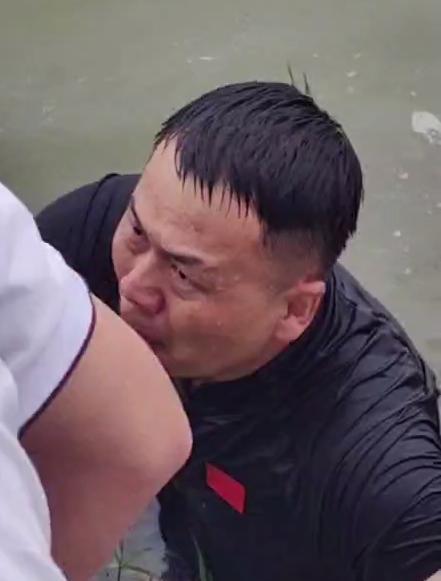 军人张伟回忆救人全程 生死时刻的决绝选择