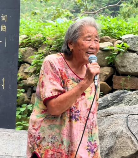 沂蒙“头巾奶奶”王荣均去世 歌声永存心间