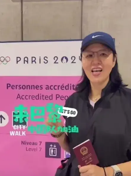 郎平手拿中国护照抵达巴黎 球迷盛赞中国籍！