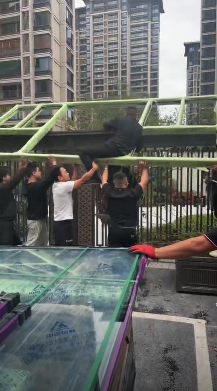 业主自己做的窗户物业不让搬进小区 网友热议纷纷