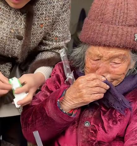 92岁老人看望姐姐要求带上汉堡奶茶 温暖亲情令人泪目