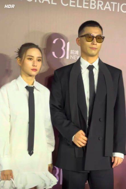 窦骁何超莲婚后首次同框男方笑容勉强女方黑脸被质疑刚吵完架