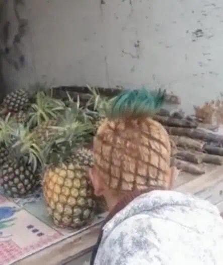 小贩顶着"菠萝头"卖菠萝 自称换发型后日销800斤