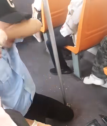公交司机下跪哭求老人撤销投诉？公司：确有未按标准服务，已对其考核