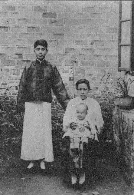 市民冒雨到杨振宁旧居缅怀