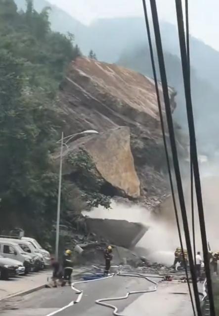 山体垮塌现场:噼啪声不断浓烟升腾 居民紧急撤离