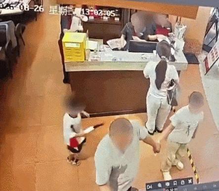 4岁男童父亲称将反诉不为索赔 只为孩子清白