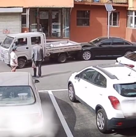 奥迪遭货车疯狂倒车连撞24下，奥迪车主：无冤无仇