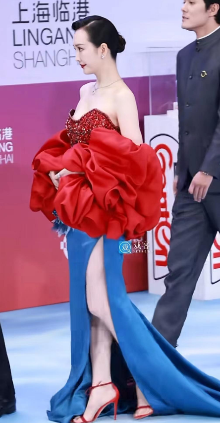 刘亦菲玫瑰鎏金造型闪耀红毯：绝美仙子惊艳全场