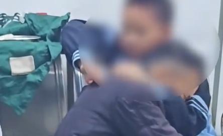 儿子考10分被爸爸扔椅子砸破头