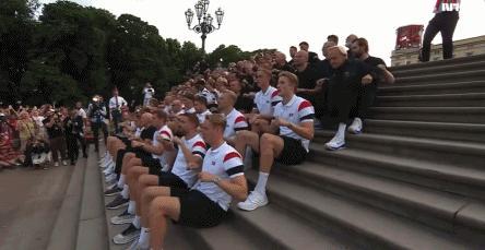 哈兰德回国王储擂鼓战机护航 英雄凯旋全民欢庆