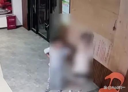 商场物业经理疑抱摔跪压十岁男童 监控曝光引众怒