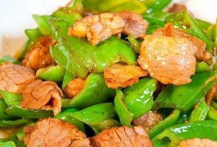五花肉炒青椒，十分钟上桌，香到全家抢着吃！