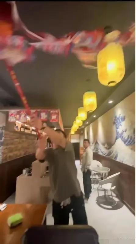 日本核污染水排海后 男子怒砸自己开的日料店改中餐厅