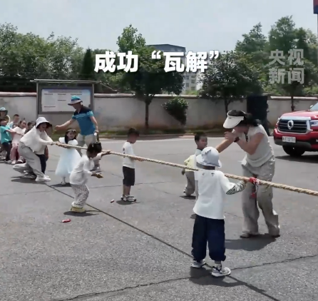 消防员和萌娃拔河用“糖衣炮弹”突袭 温馨互动获点赞