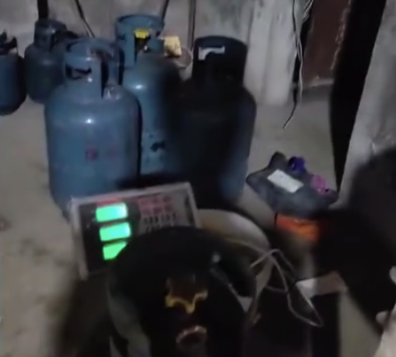 男子私囤百個煤氣罐灌裝售賣涉嫌危險作業(yè)罪被刑拘