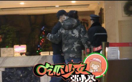 黄轩携女友与王凯聚餐到凌晨 勾肩搭背亲密无间