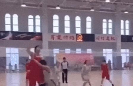 张子宇11岁2米1照片火到国外 篮球奇才震撼国际篮坛